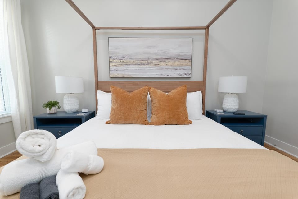 Be A Nomad - 4 Bedroom Jacksonville Beach - Sleeps 10 - Walk to the Pier Apartment in Jacksonville Beach