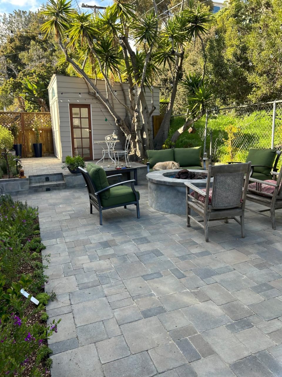 Property building, Patio, Garden, Seating area, Garden view, fireplace
