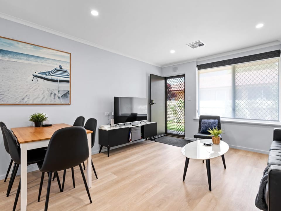 TV and multimedia, Living room, Dining area
