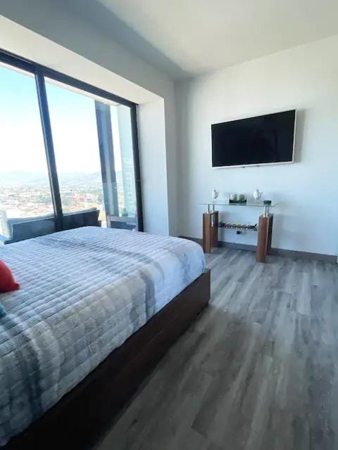 Bed, TV and multimedia, Photo of the whole room