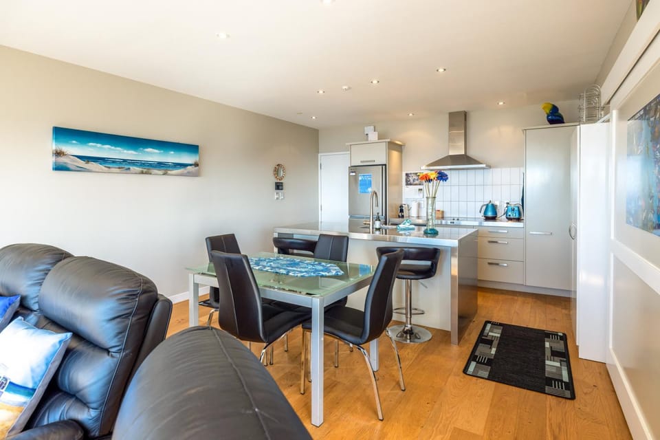 Kitchen or kitchenette, Seating area, Dining area, stove
