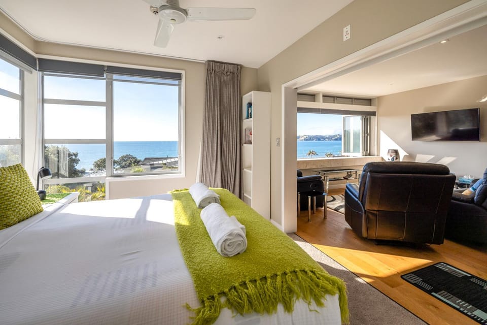 Bed, TV and multimedia, Living room, Photo of the whole room, Sea view, towels