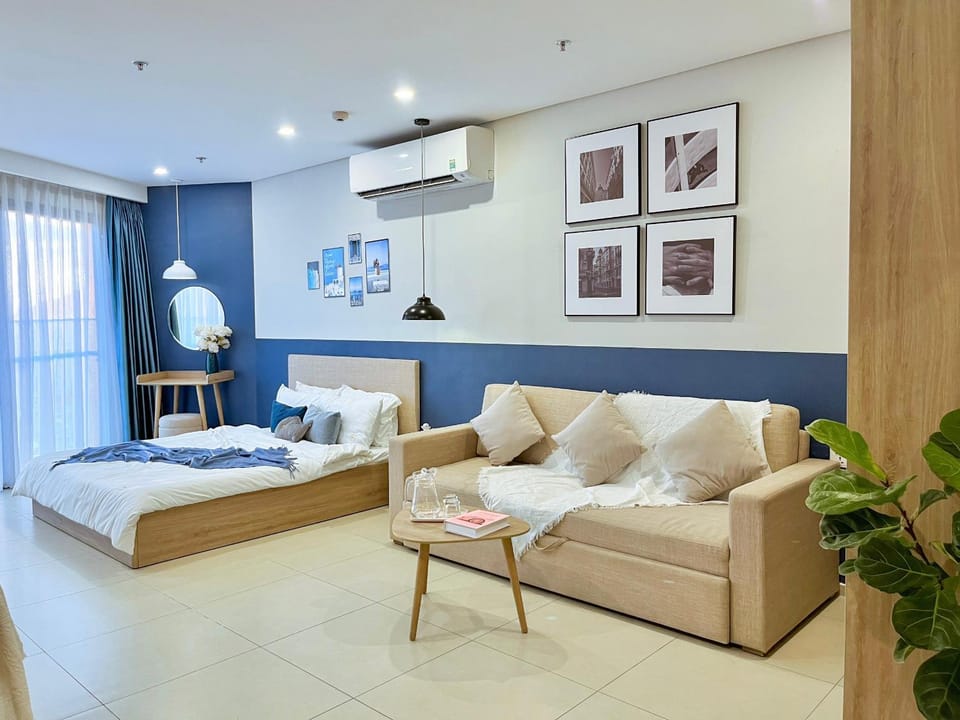 Bed, TV and multimedia, Bedroom