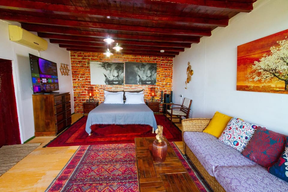 Bed, TV and multimedia, Photo of the whole room, Seating area, Bedroom