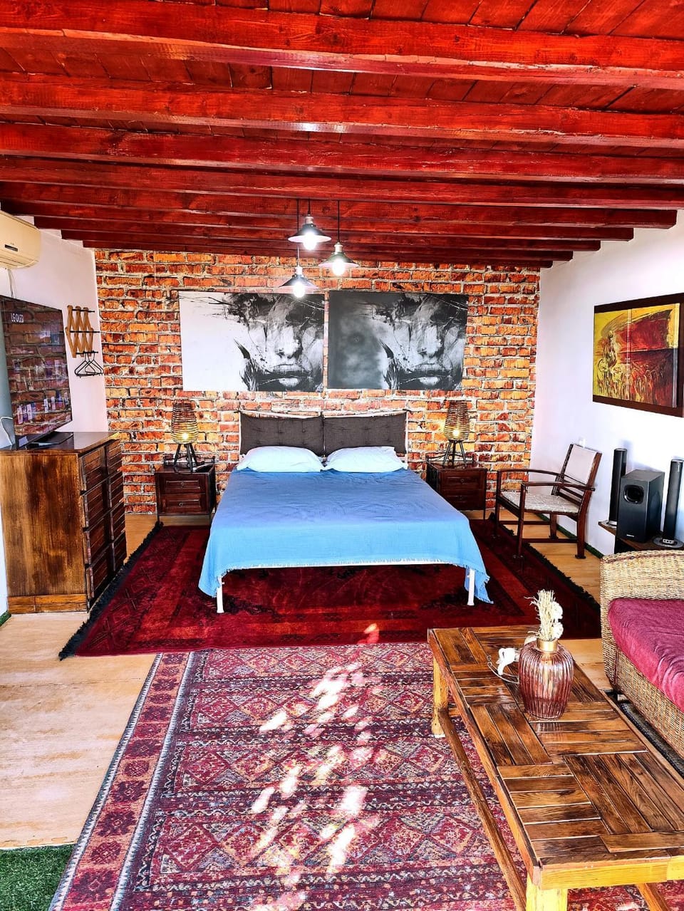 Bed, TV and multimedia, Photo of the whole room, Bedroom