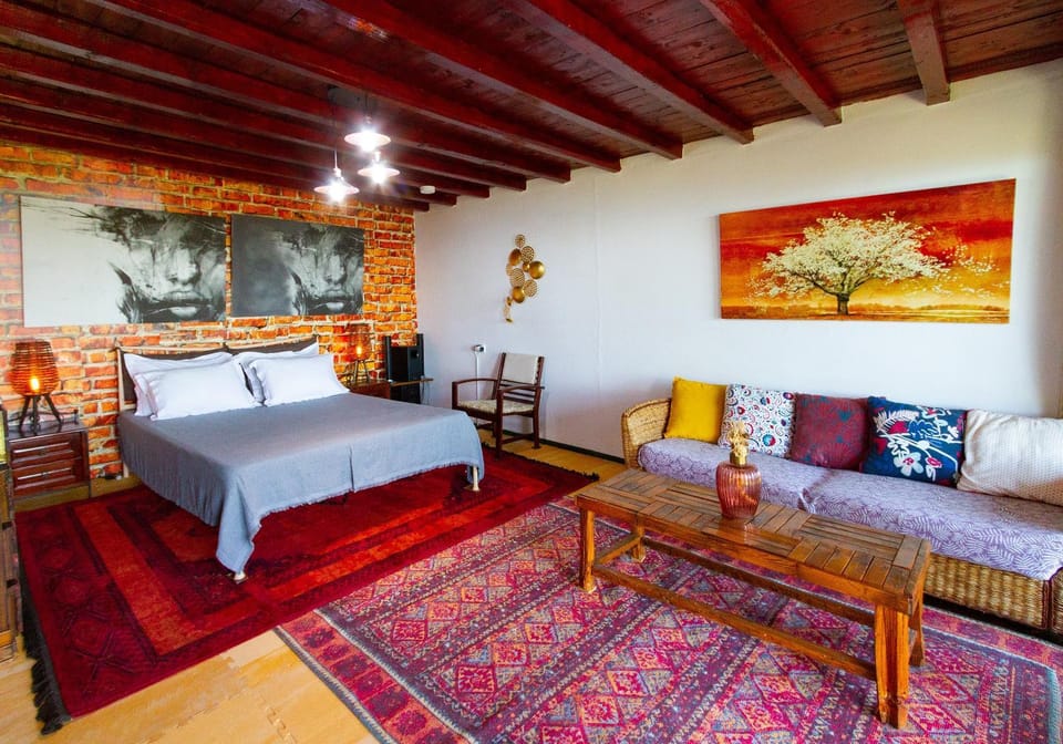 Bed, Photo of the whole room, Seating area, Bedroom