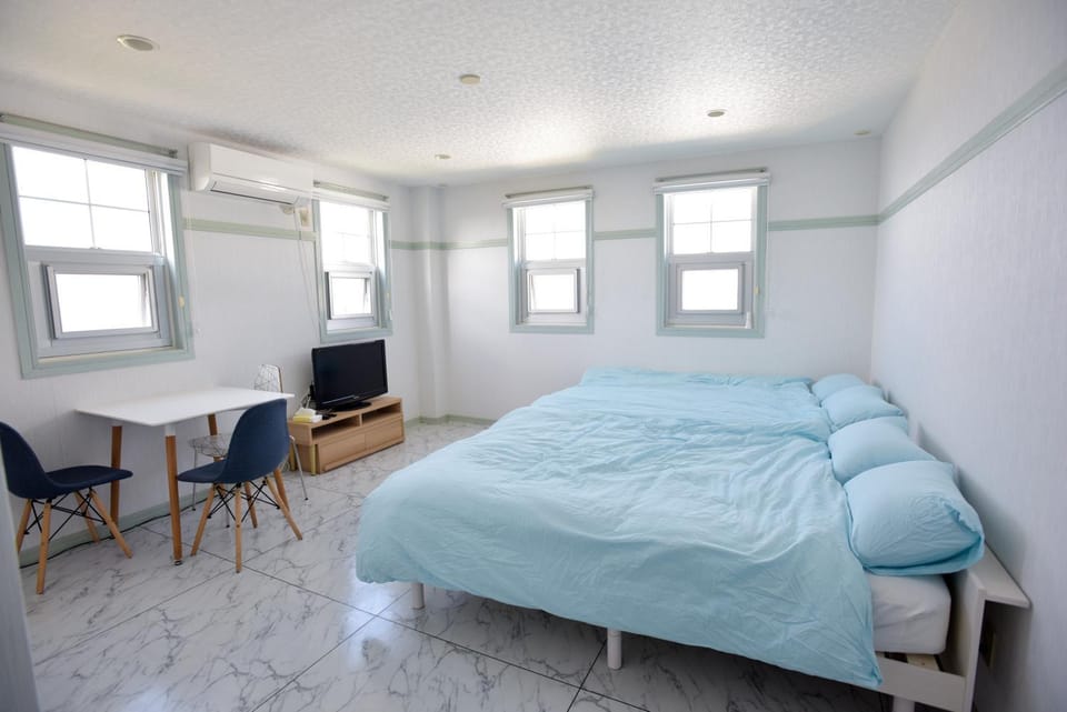 Bed, TV and multimedia, Photo of the whole room, Bedroom