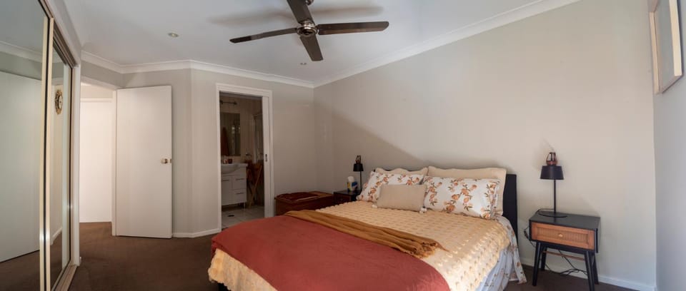 Photo of the whole room, Bedroom, wardrobe