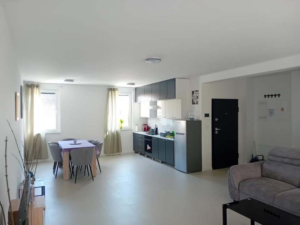 Kitchen or kitchenette, Living room, Seating area, Dining area, stove
