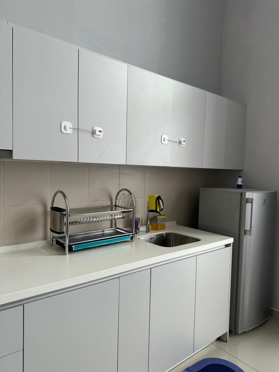 Kitchen or kitchenette, dishwasher, stove
