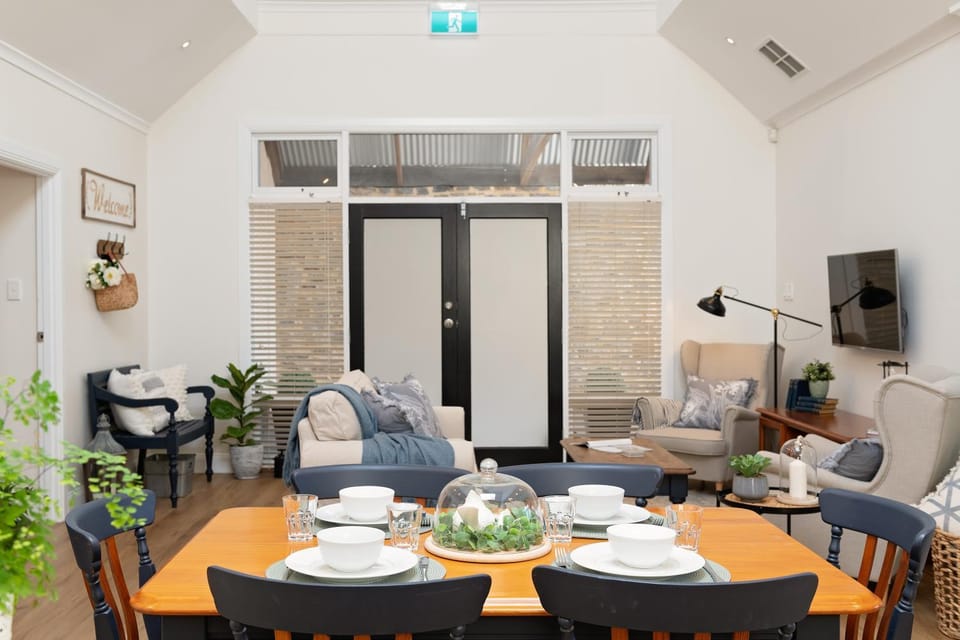 TV and multimedia, Living room, Seating area, Dining area