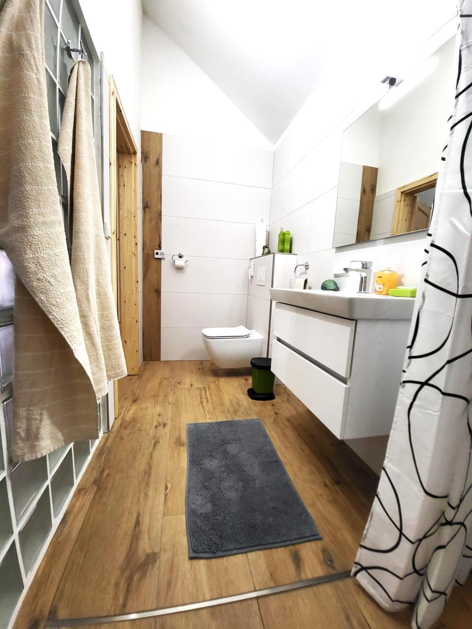 Shower, Toilet, Bathroom, towels