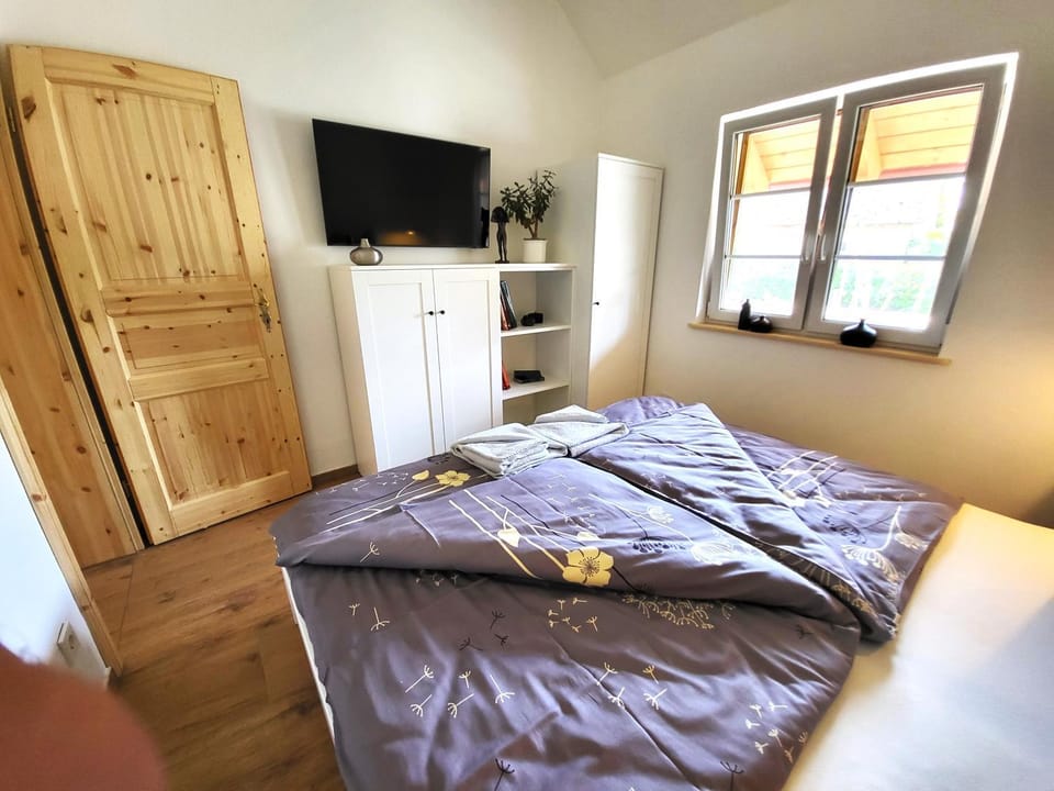 Bed, TV and multimedia, Photo of the whole room, Bedroom, wardrobe