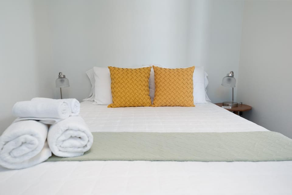 Be A Nomad - Walk to Beach - 3 Bedroom Sleeps 8 - Balcony - Jacksonville Beach Apartment in Jacksonville Beach