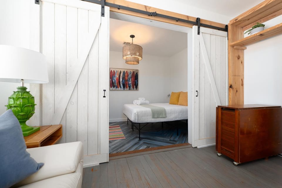 Be A Nomad - Walk to Beach - 3 Bedroom Sleeps 8 - Balcony - Jacksonville Beach Apartment in Jacksonville Beach