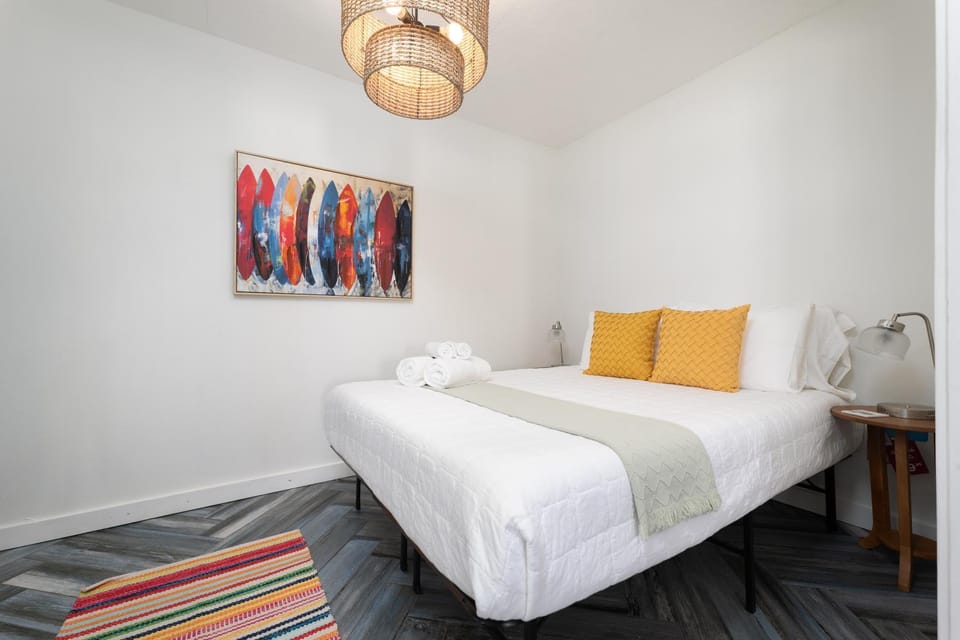 Be A Nomad - Walk to Beach - 3 Bedroom Sleeps 8 - Balcony - Jacksonville Beach Apartment in Jacksonville Beach