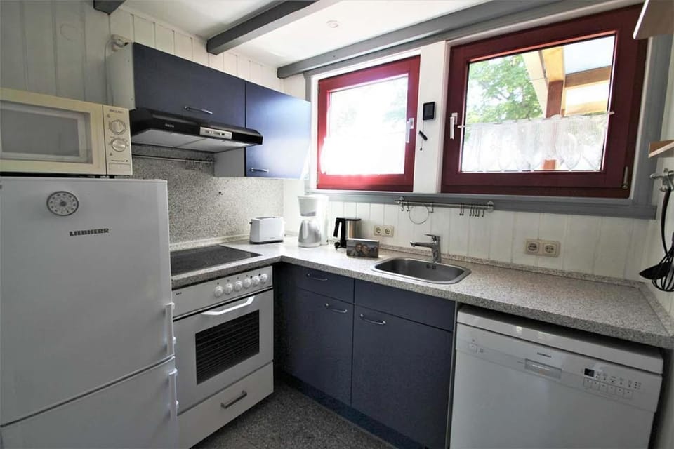 Coffee/tea facilities, Kitchen or kitchenette, dishwasher, microwave, oven, stove, toaster