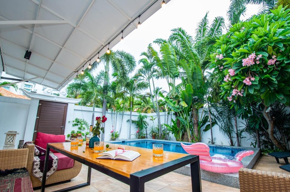 Day, Garden, View (from property/room), Seating area, Dining area, Garden view, Pool view, Swimming pool, sunbed