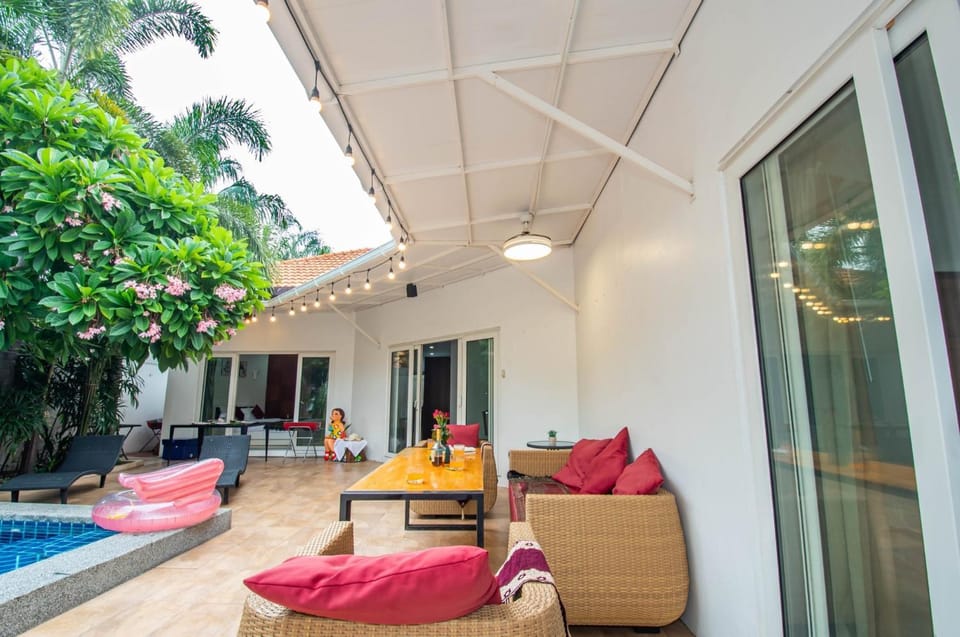 Day, Garden, Seating area, Garden view, Pool view, Swimming pool, sunbed