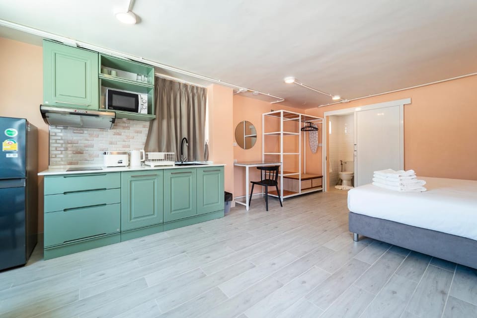 Kitchen or kitchenette, Photo of the whole room, oven