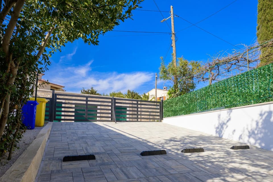 Patio, Parking