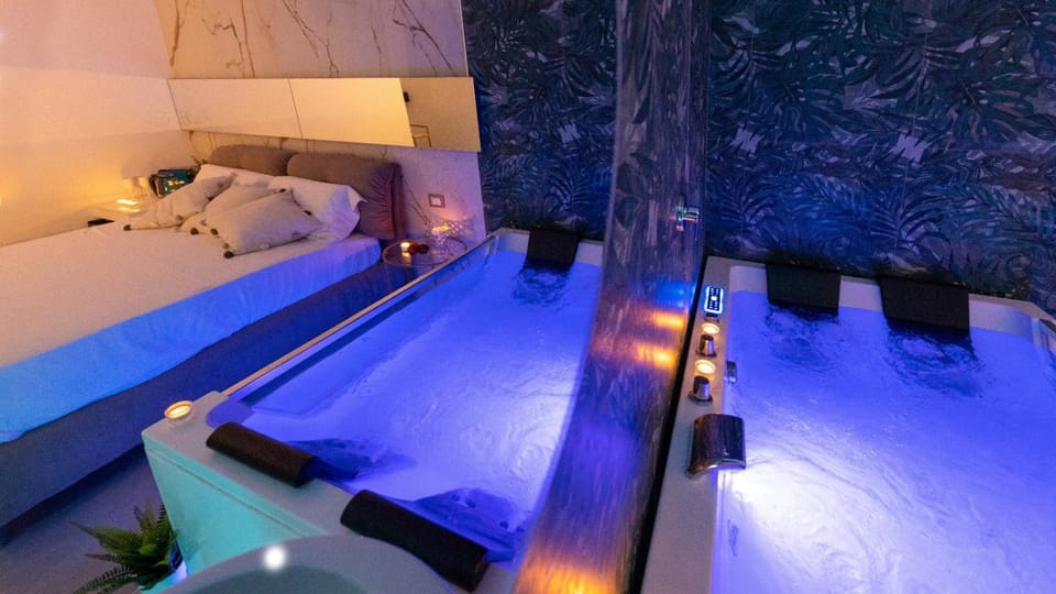 Bed, Hot Tub, Photo of the whole room, Bedroom