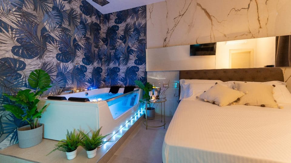 Hot Tub, Photo of the whole room, Bedroom