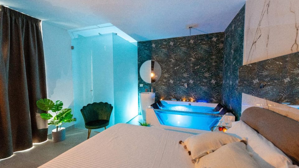 Bed, Hot Tub, Photo of the whole room, Bedroom