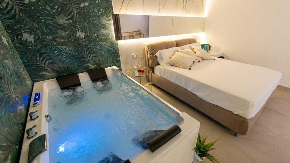 Hot Tub, Photo of the whole room, Bedroom