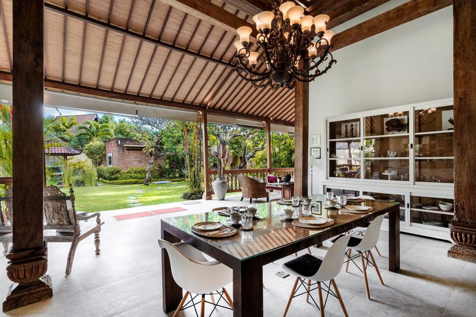 Garden, Living room, Seating area, Dining area, Garden view