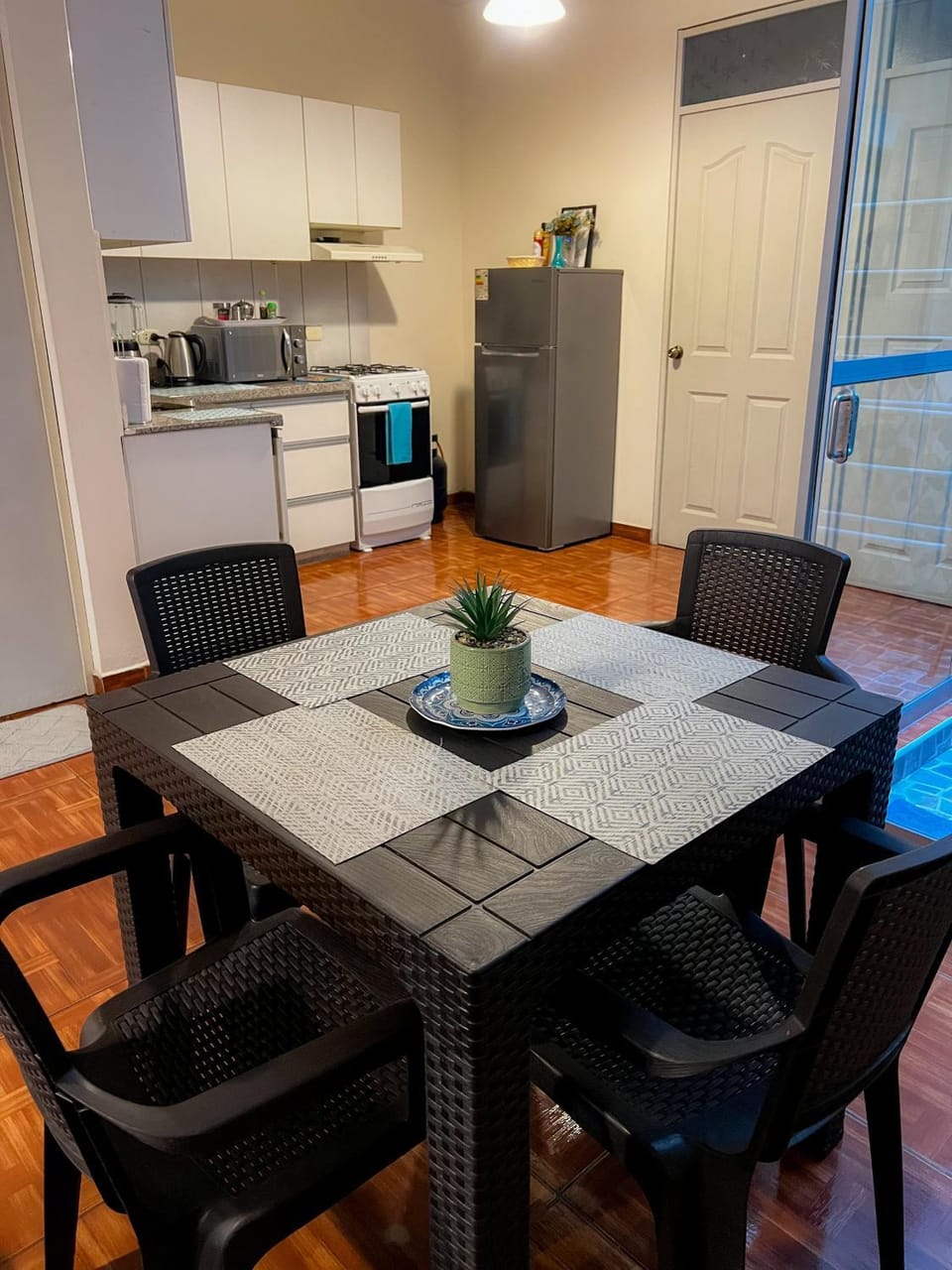 Kitchen or kitchenette, Dining area