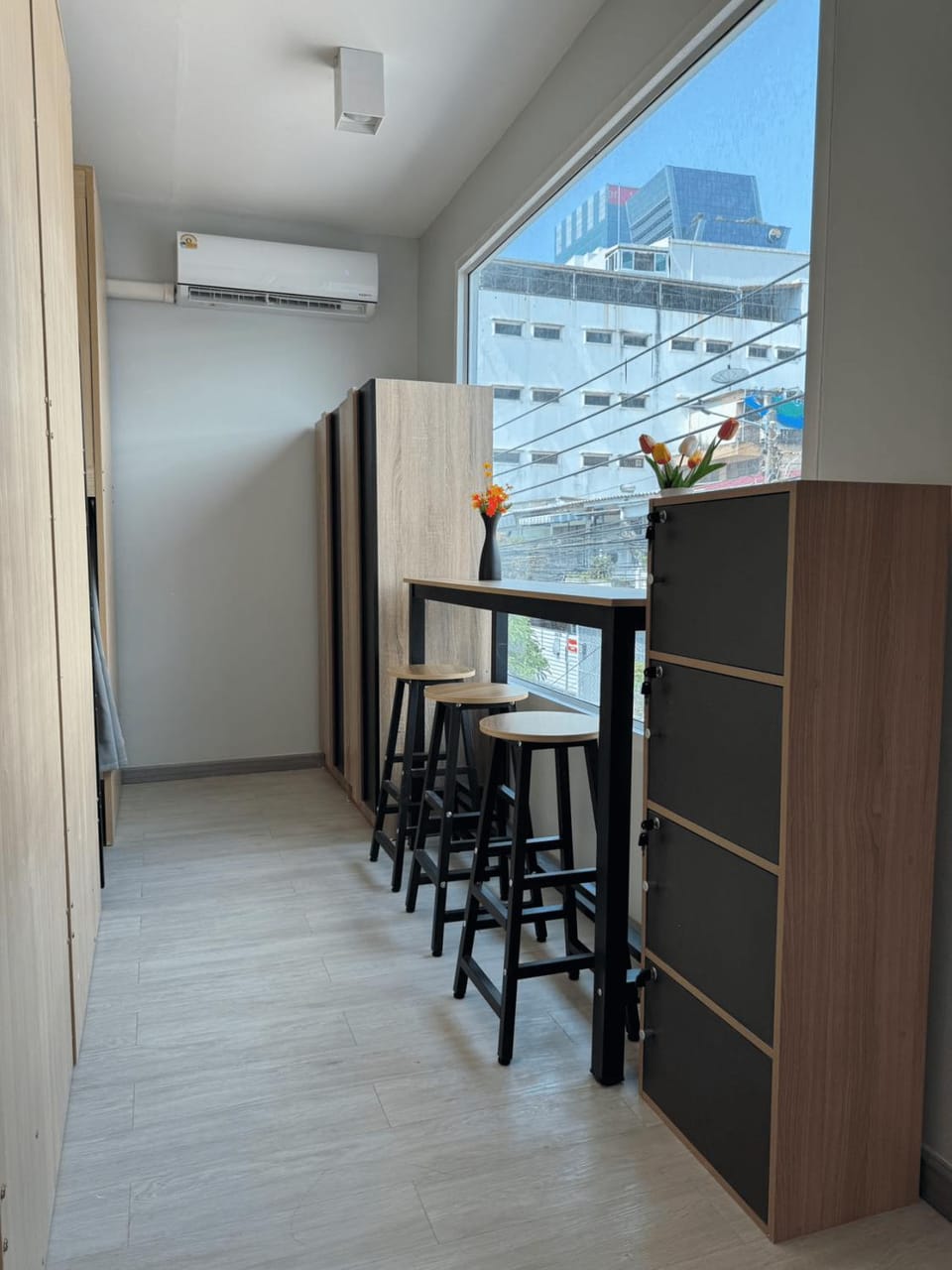 Seating area, Dining area, City view, air conditioner