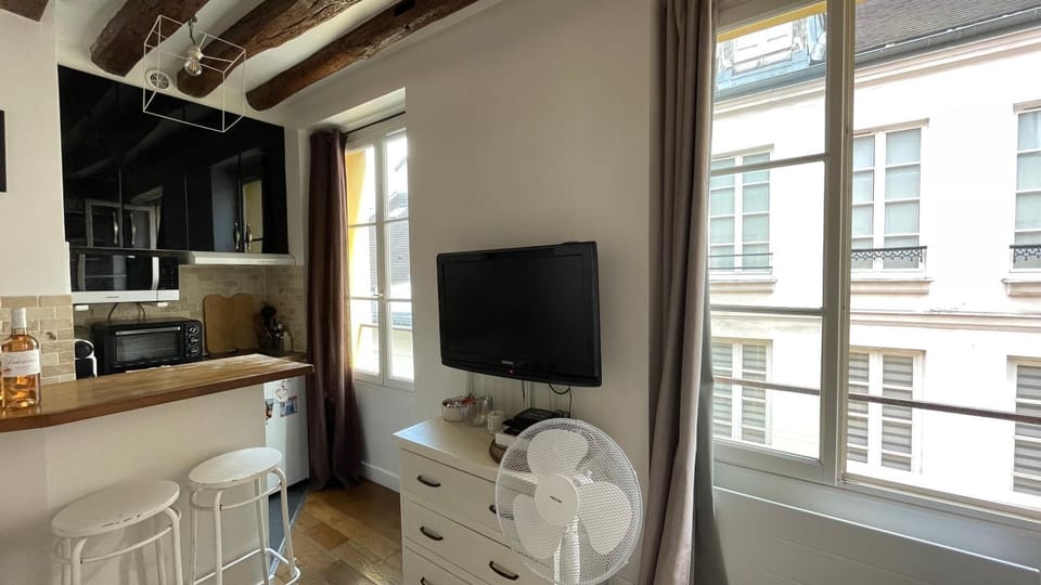 Emily In Paris Cosy Studio Apartment in Paris