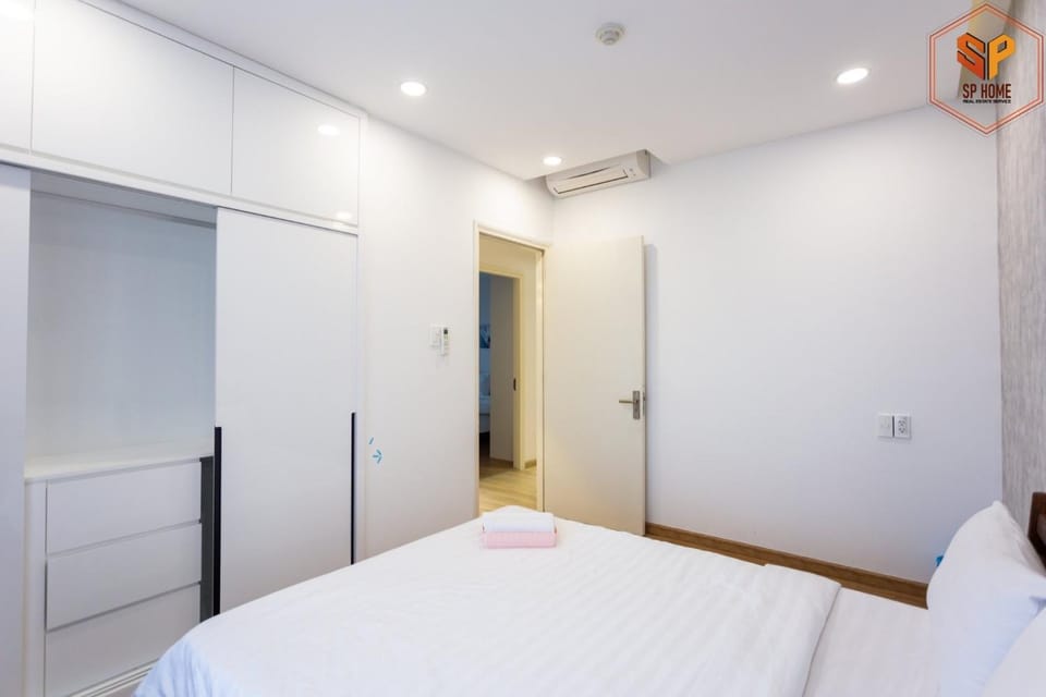 Photo of the whole room, Bedroom, wardrobe, air conditioner