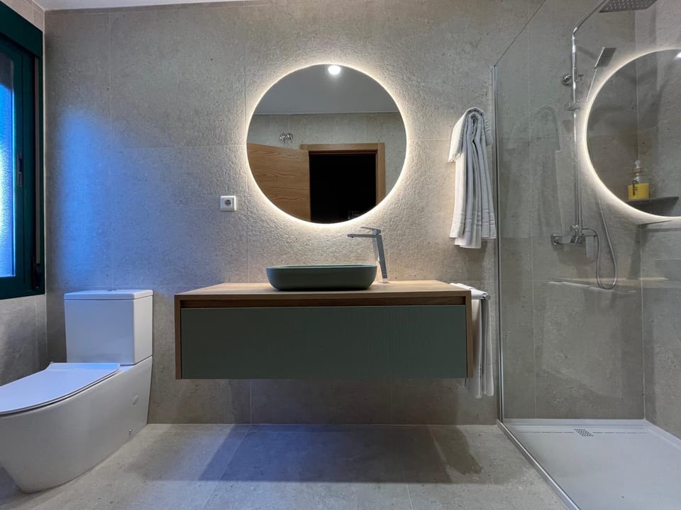 Shower, Restaurant/places to eat, Bed, Bathroom, Garden view, Street view, Dinner
