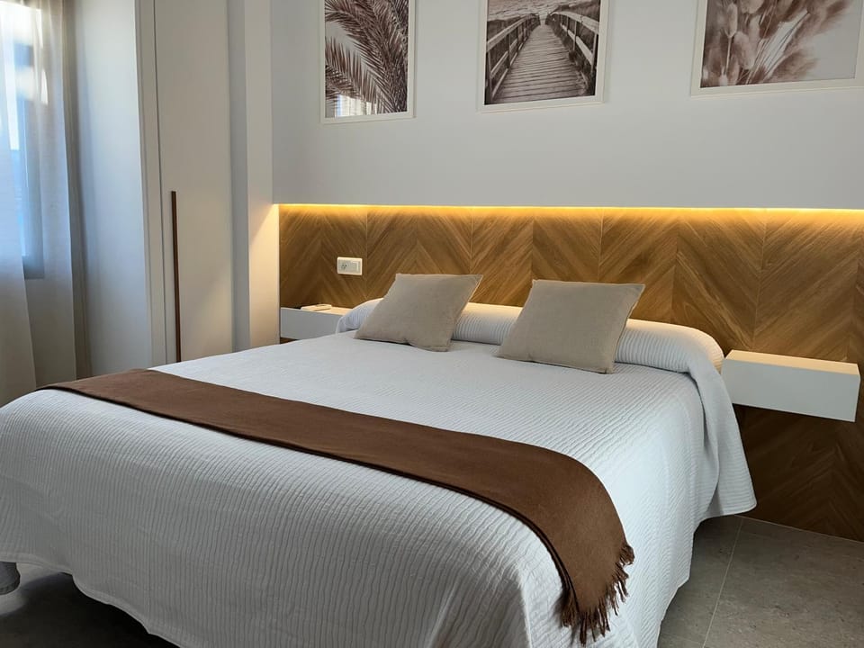 Restaurant/places to eat, Bed, Photo of the whole room, Bedroom, Dinner
