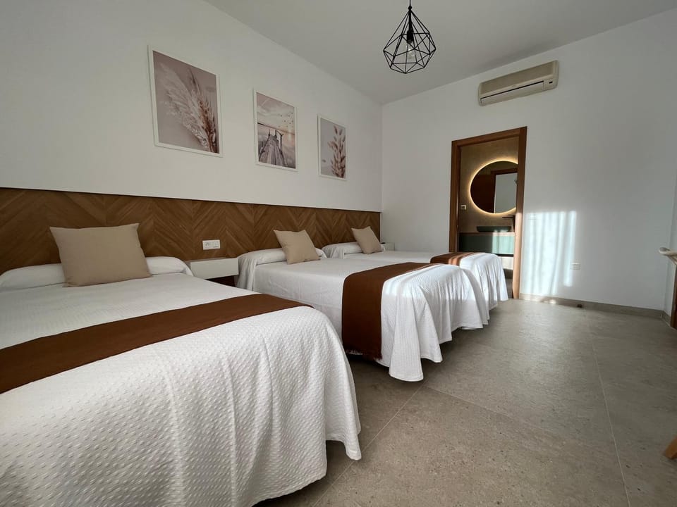 Restaurant/places to eat, Bed, Photo of the whole room, Bedroom, air conditioner