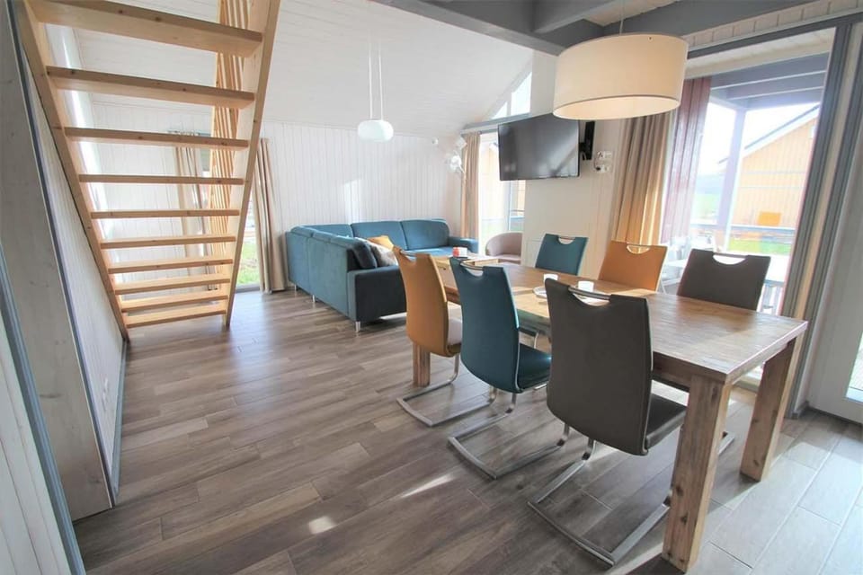 TV and multimedia, Living room, Seating area, Dining area