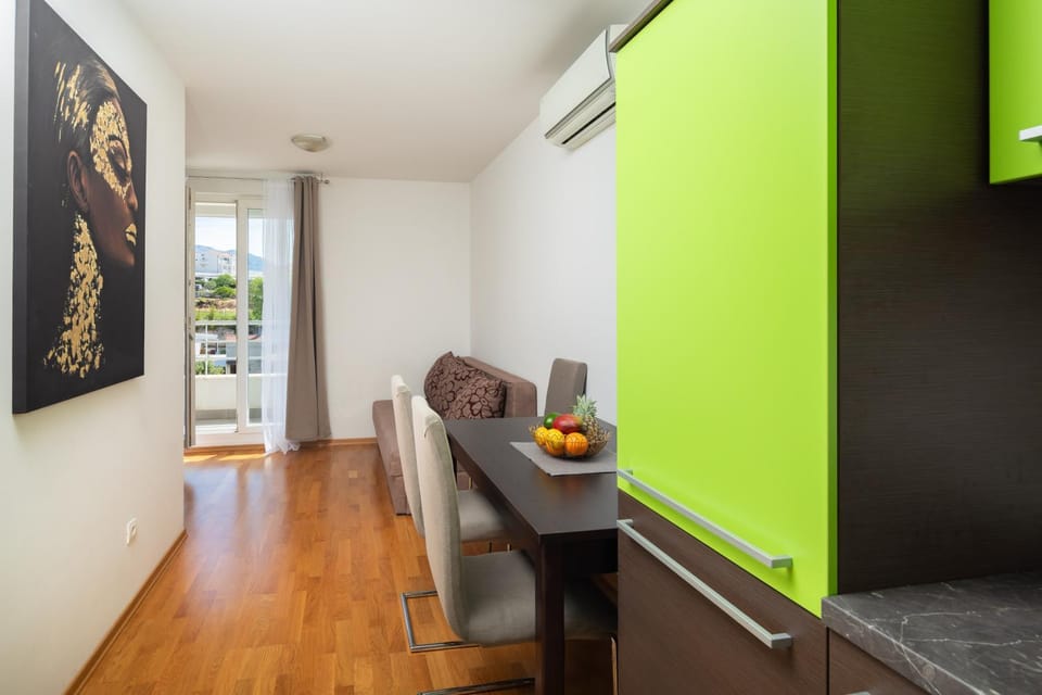 Decorative detail, Dining area, kitchen, air conditioner