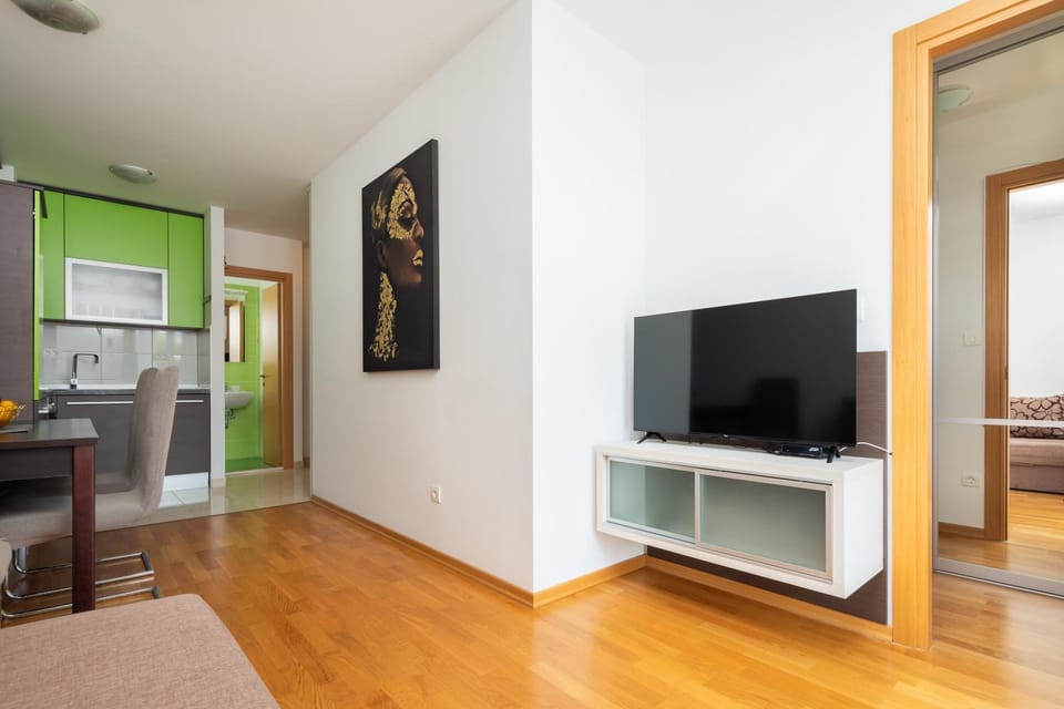 Bathroom, Living room, kitchen