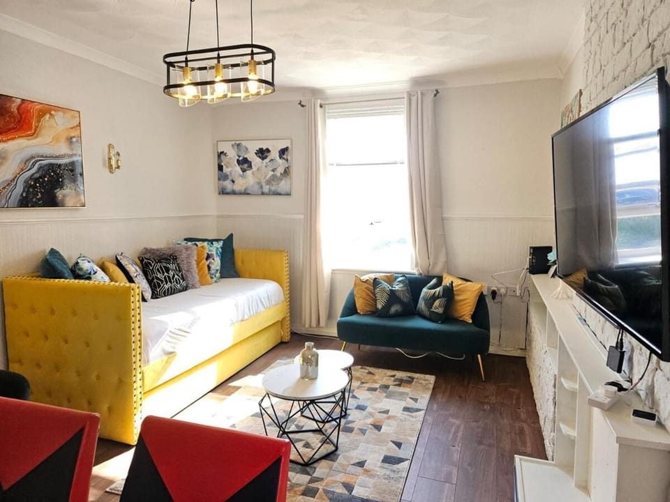 Bed, TV and multimedia, Living room, Seating area