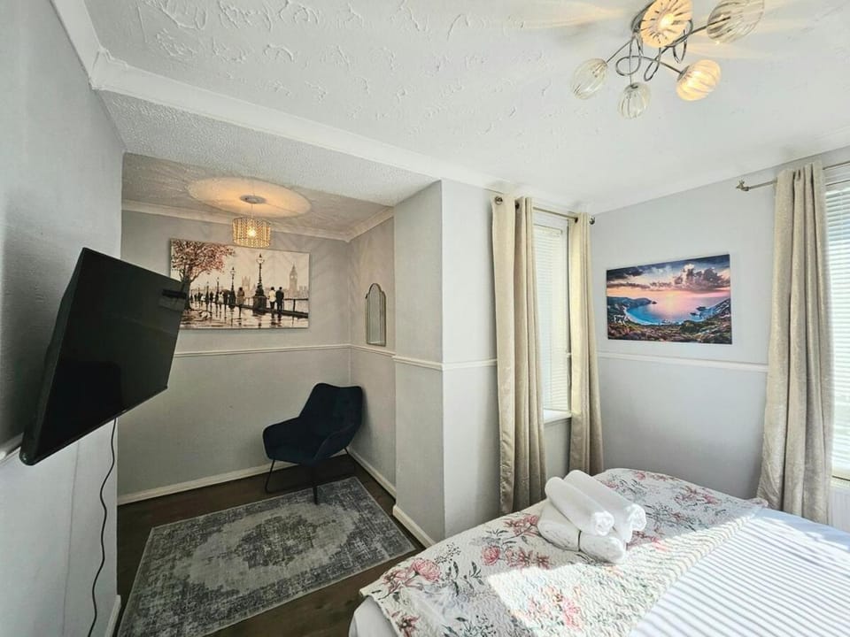 Bed, TV and multimedia, Seating area, Bedroom