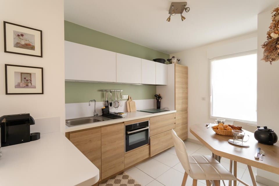 Kitchen or kitchenette, Dining area