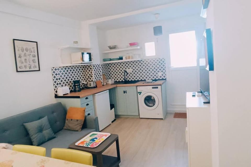 Kitchen or kitchenette, Seating area, stove, toaster, washing machine