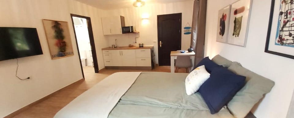 Bed, Bathroom, TV and multimedia, Decorative detail, microwave, toaster, kitchen