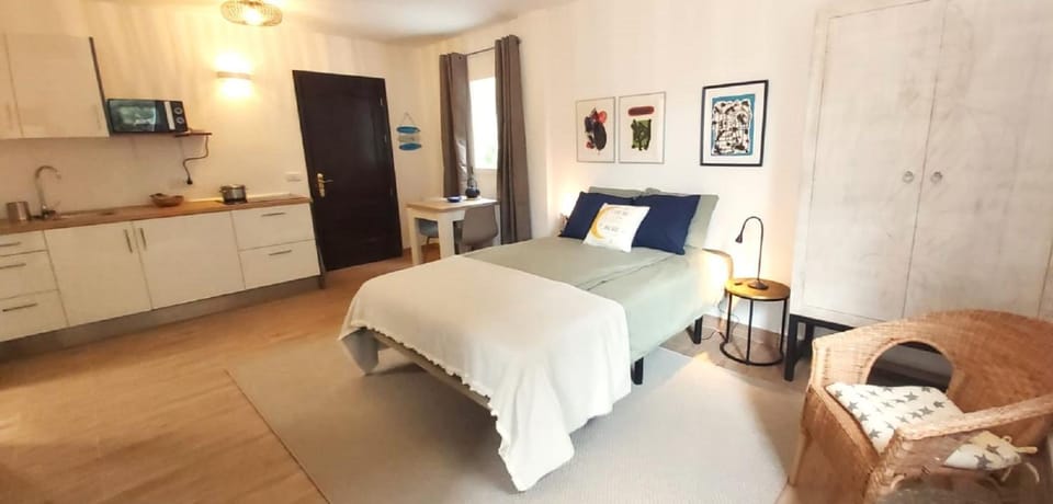 Bed, Decorative detail, Seating area, Dining area, kitchen