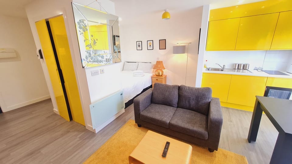 Compact Studio Serviced Apartment Sheffield City Centre - Netflix, WiFi, Digital TV Apartment in Sheffield