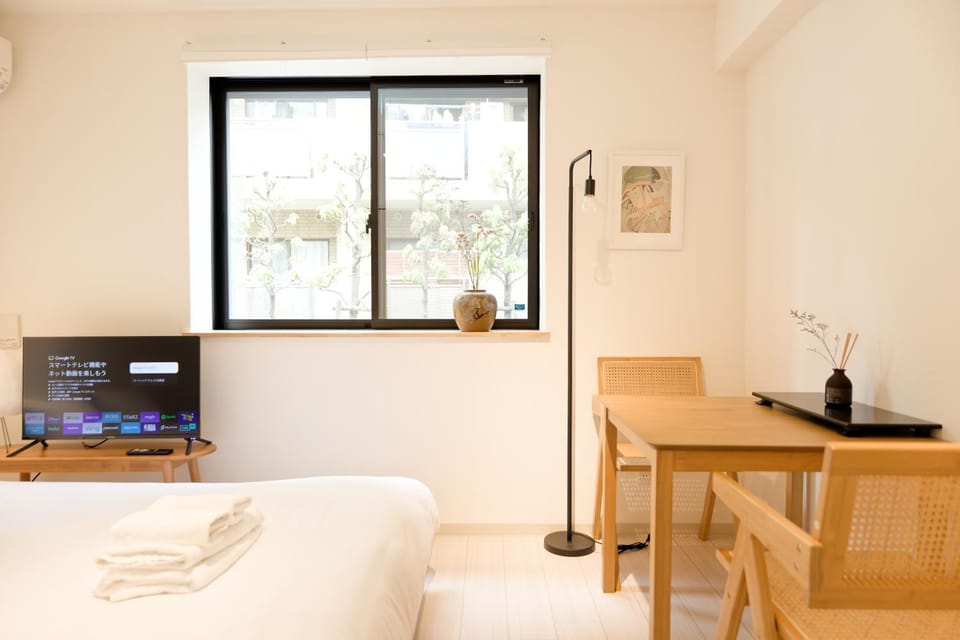 Bed, TV and multimedia, Dining area, Bedroom