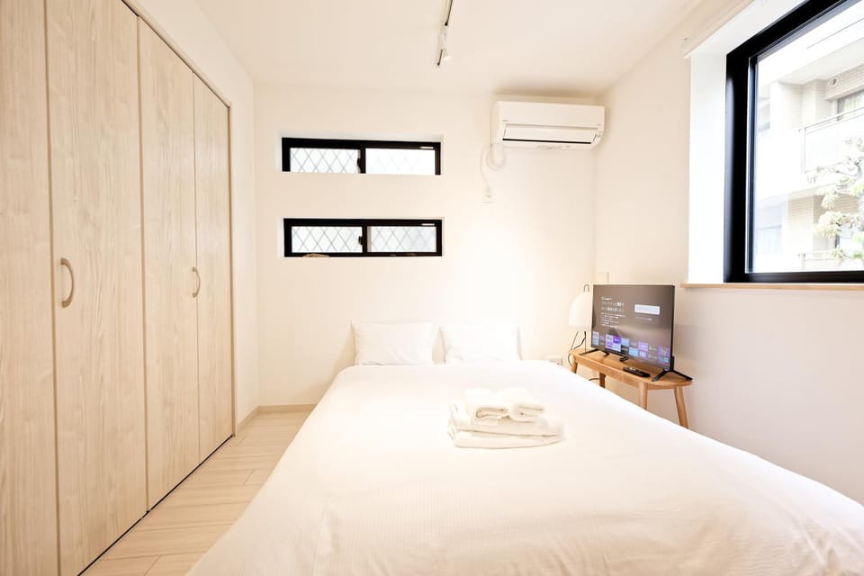 Bed, TV and multimedia, Bedroom, towels, air conditioner