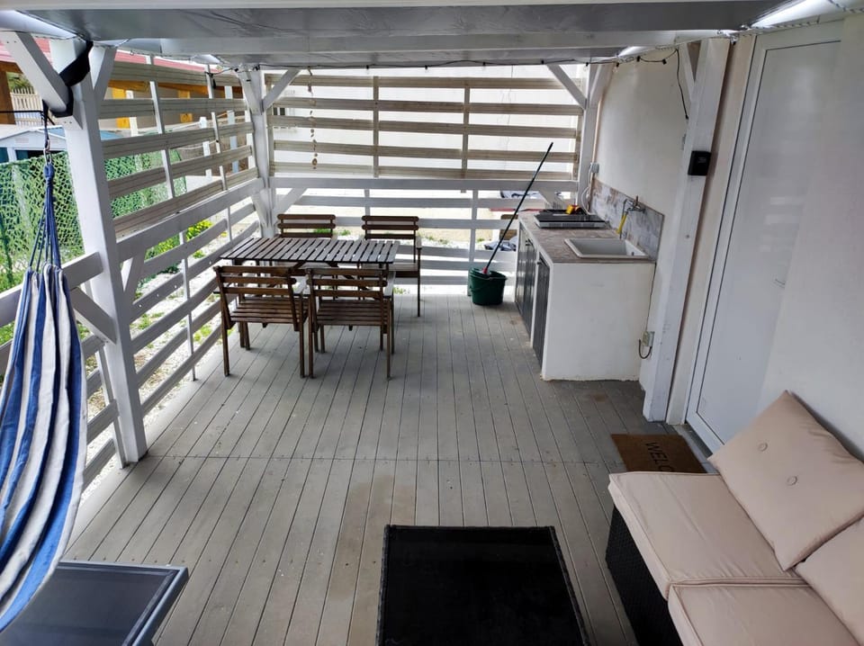 Kitchen or kitchenette, Seating area, Dining area
